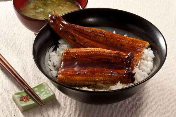 Cá Chình Nhật (Lươn Nhật) nướng tẩm sốt Kabayaki ăn cùng với cơm trắng (Nguồn: Internet)